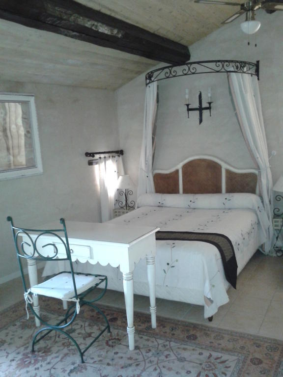 Bed and Breakfast Le Chateau Des Estubiers Sérignan-du-Comtat Zimmer foto